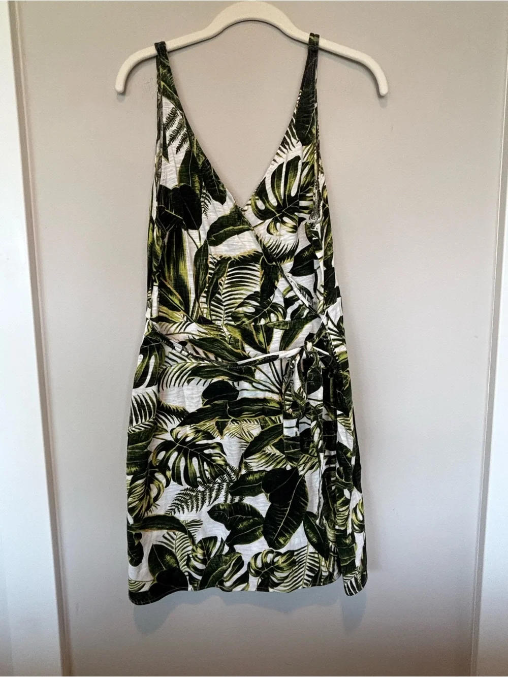 H&M Green Tropical Leaf V-Neck Mini Dress H&M Green Tropical Leaf V-Neck Mini Dress